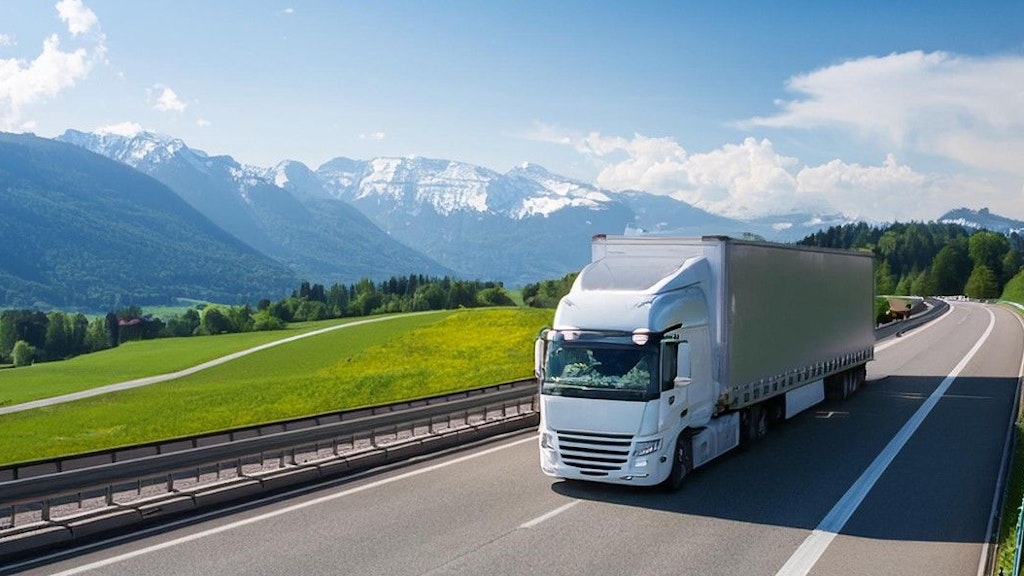 Lastwagen fährt auf der Autobahn in der Schweiz