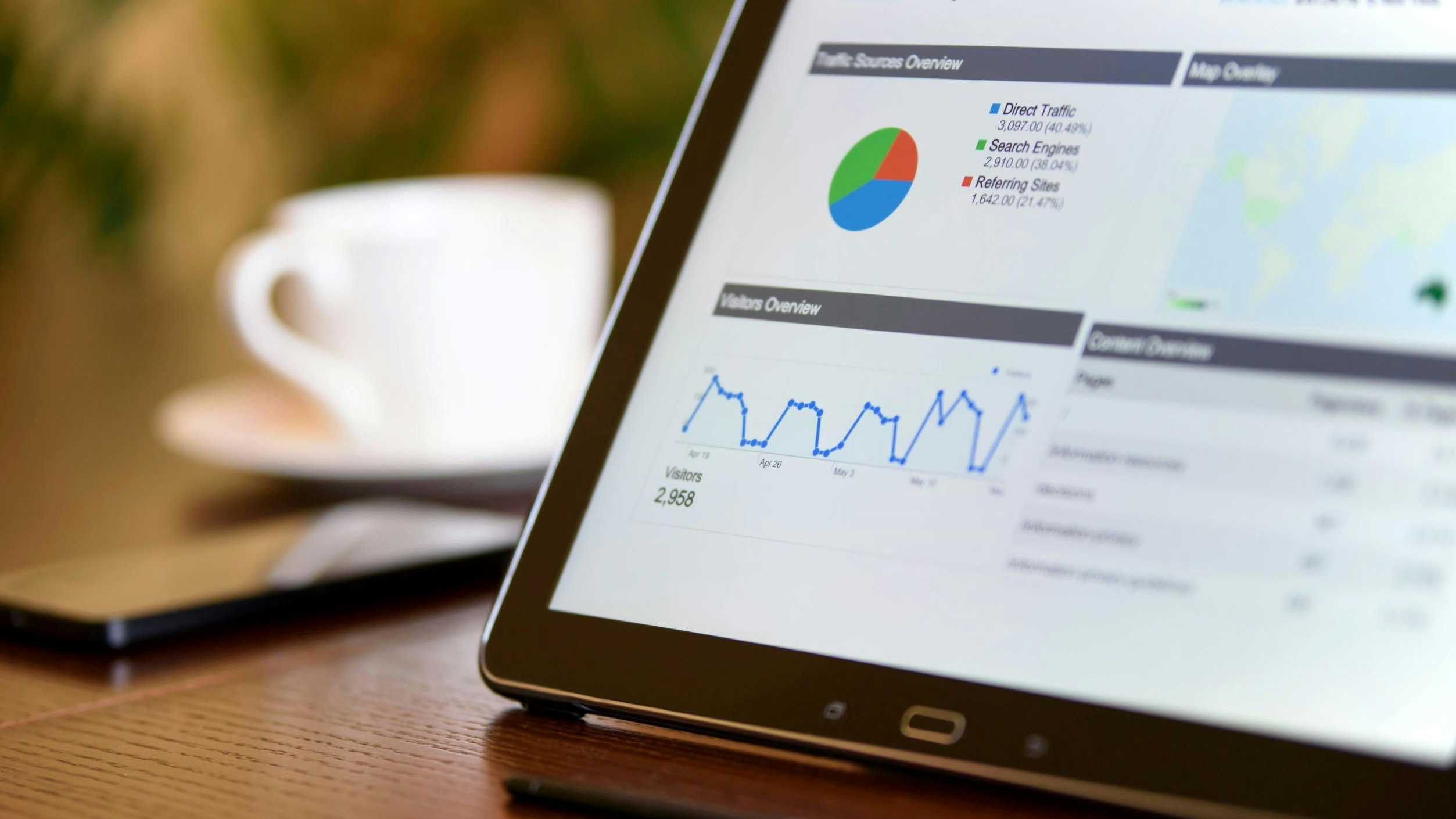 Tablette posée sur la table avec diagramme circulaire à l'écran