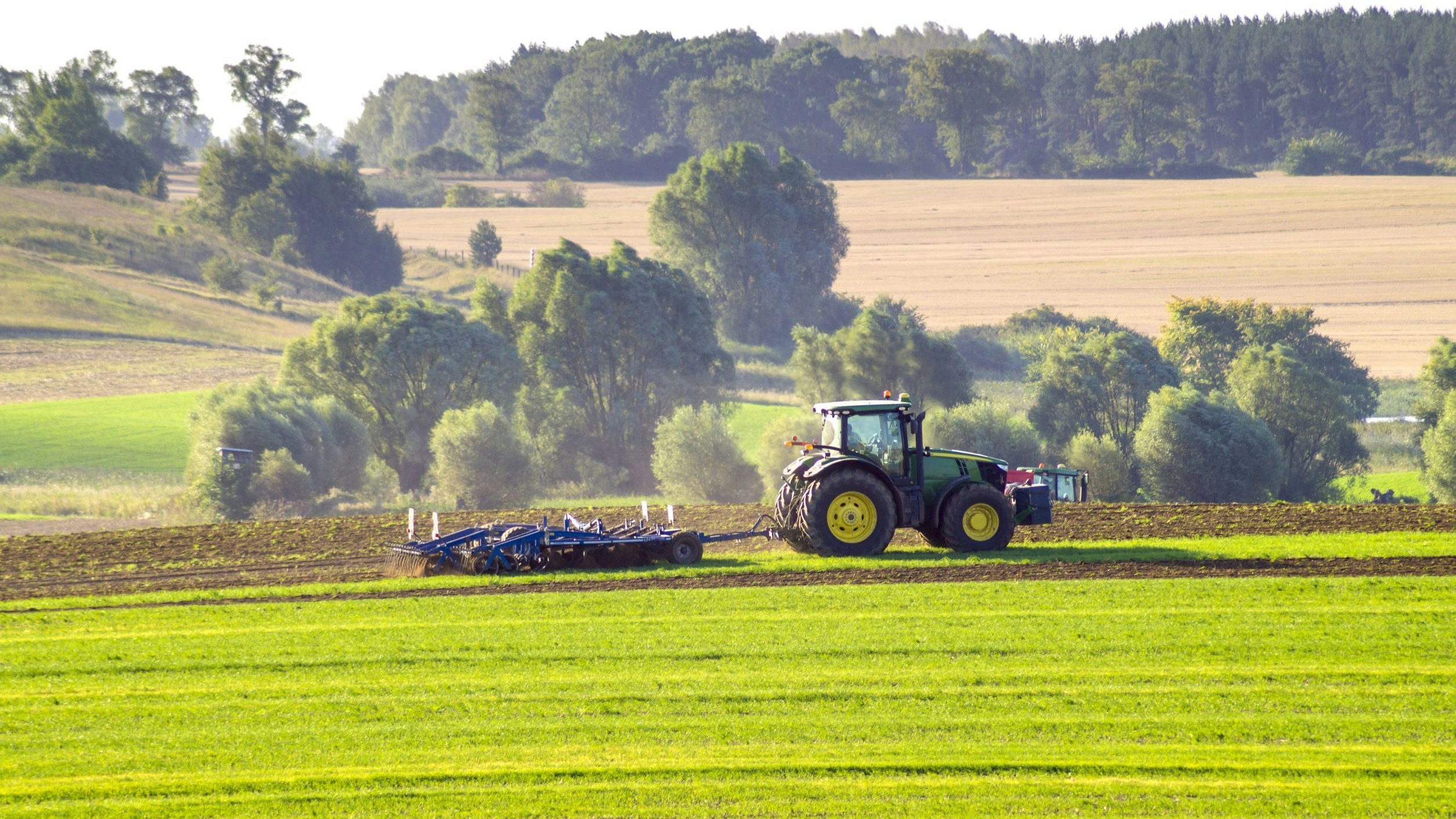 Traktor rolniczy pracujący na polu