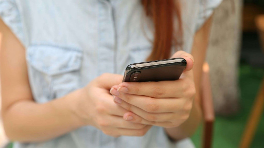 Une femme consulte son smartphone