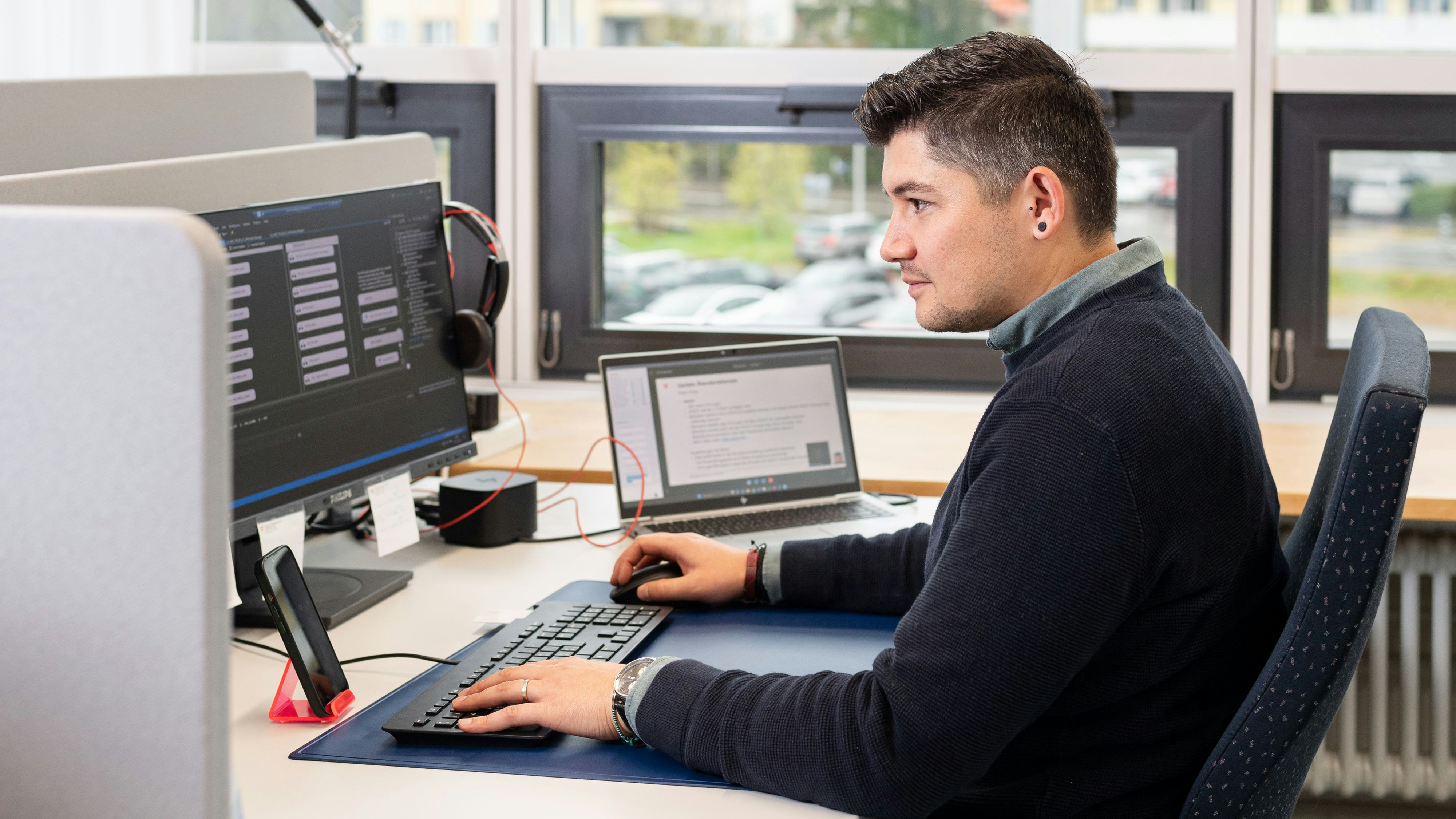 Description de l’image : Un collaborateur de l’Office fédéral de l’agriculture est assis à son bureau et travaille sur son ordinateur. 