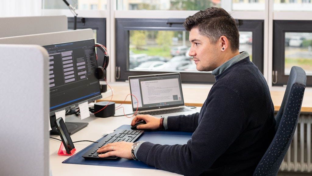 Description de l’image : Un collaborateur de l’Office fédéral de l’agriculture est assis à son bureau et travaille sur son ordinateur. 