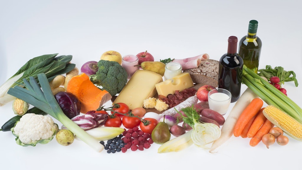 Es gibt verschiedene Arten von landwirtschaftlichen Produkten, Gemüse, Obst, Kartoffeln, Trockenfleisch, Schinken, Milch, Käse, Butter, Joghurt, eine Flasche Wein und Rotwein.