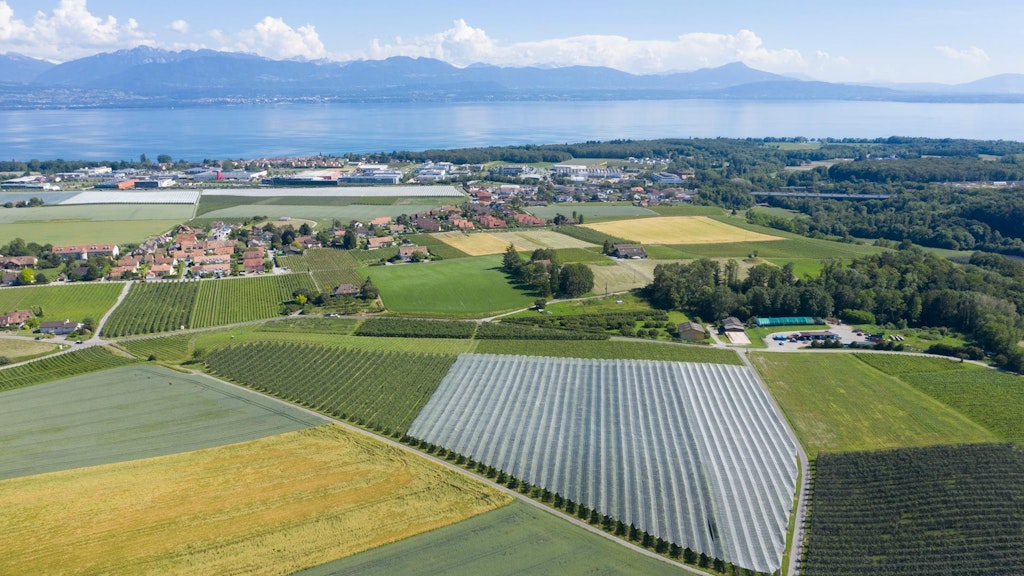 Vue d'oiseau Paysage Arboriculture Vaud en été près du lac.