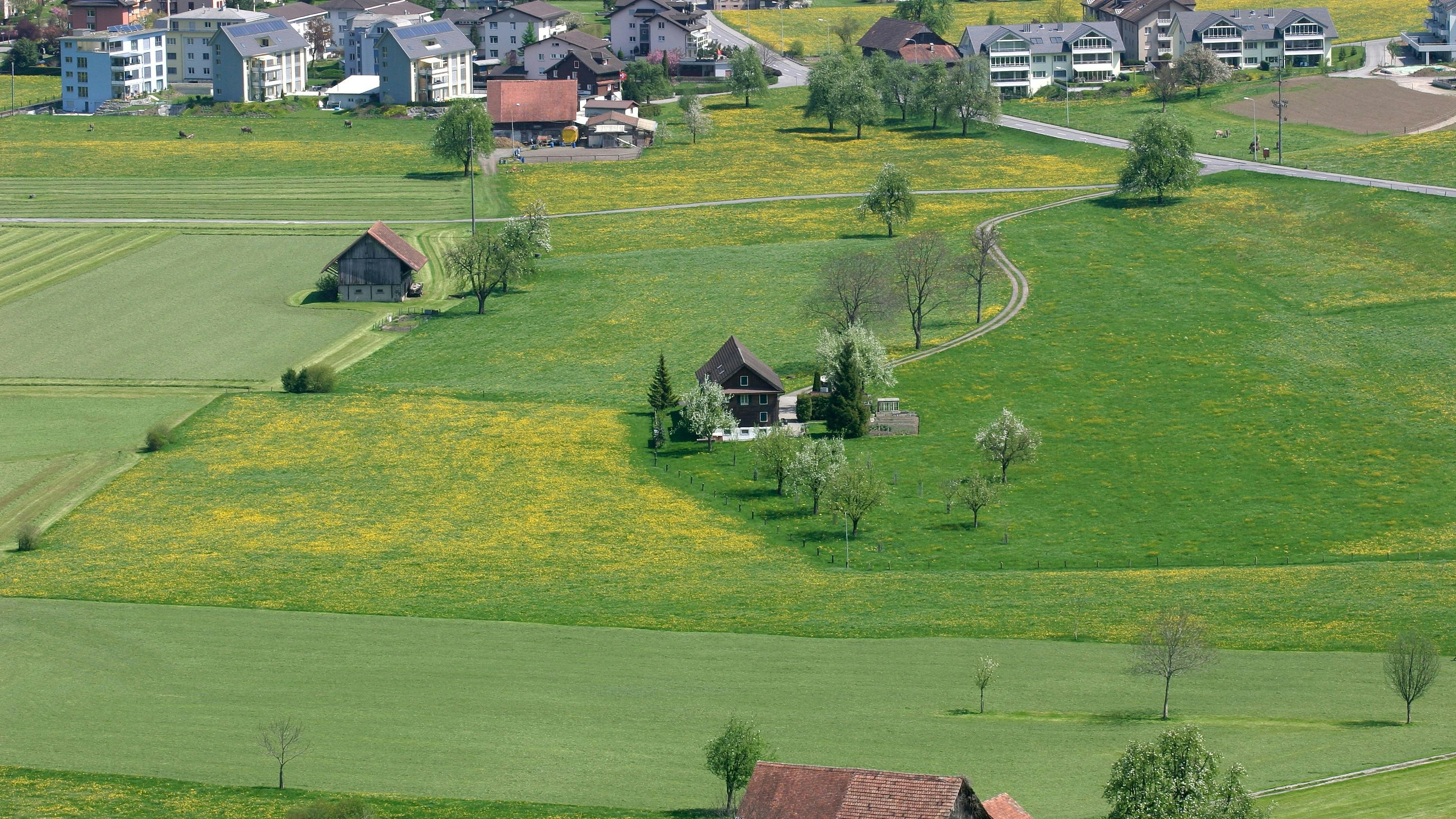 Bauernhof in der Nähe von Mehrfamilienhäusern