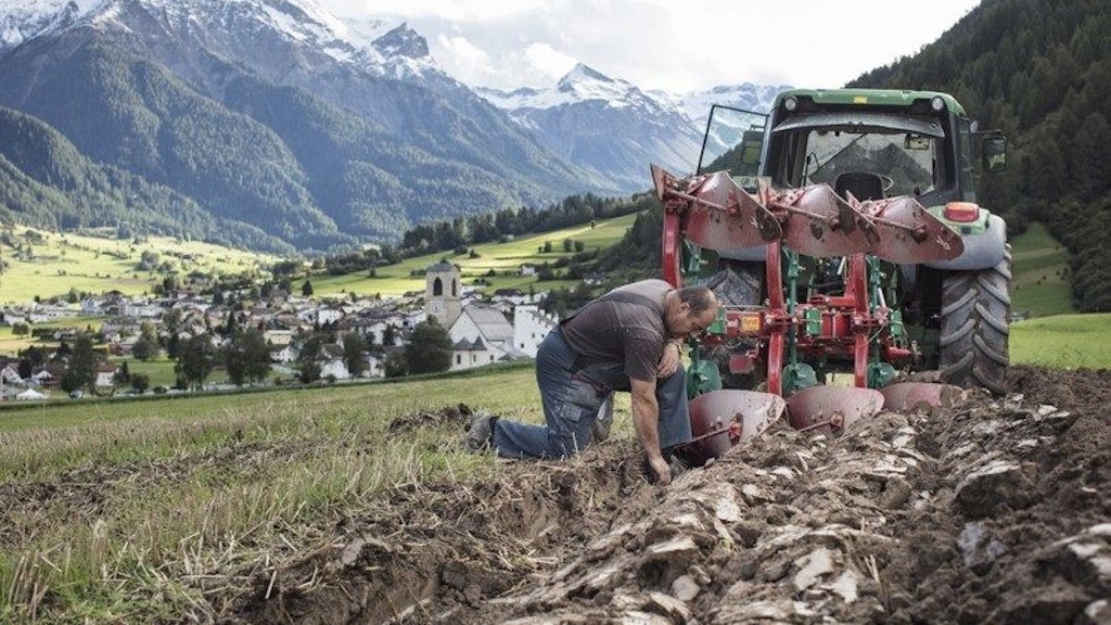 Johannes Fallet prepara il suo campo per la semina della segale di montagna