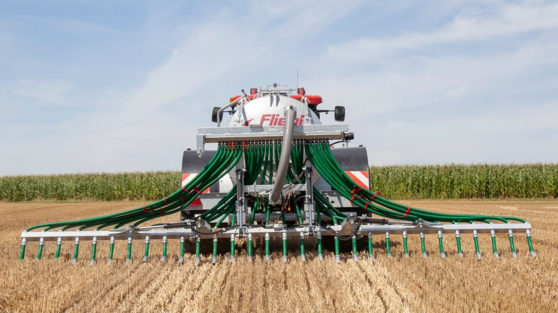 Traktor, der Gülle ausbringt, mit einem schleppschlauch