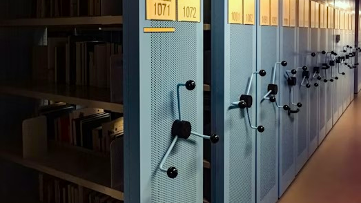 Ein Aktenschranksystem in einem Keller