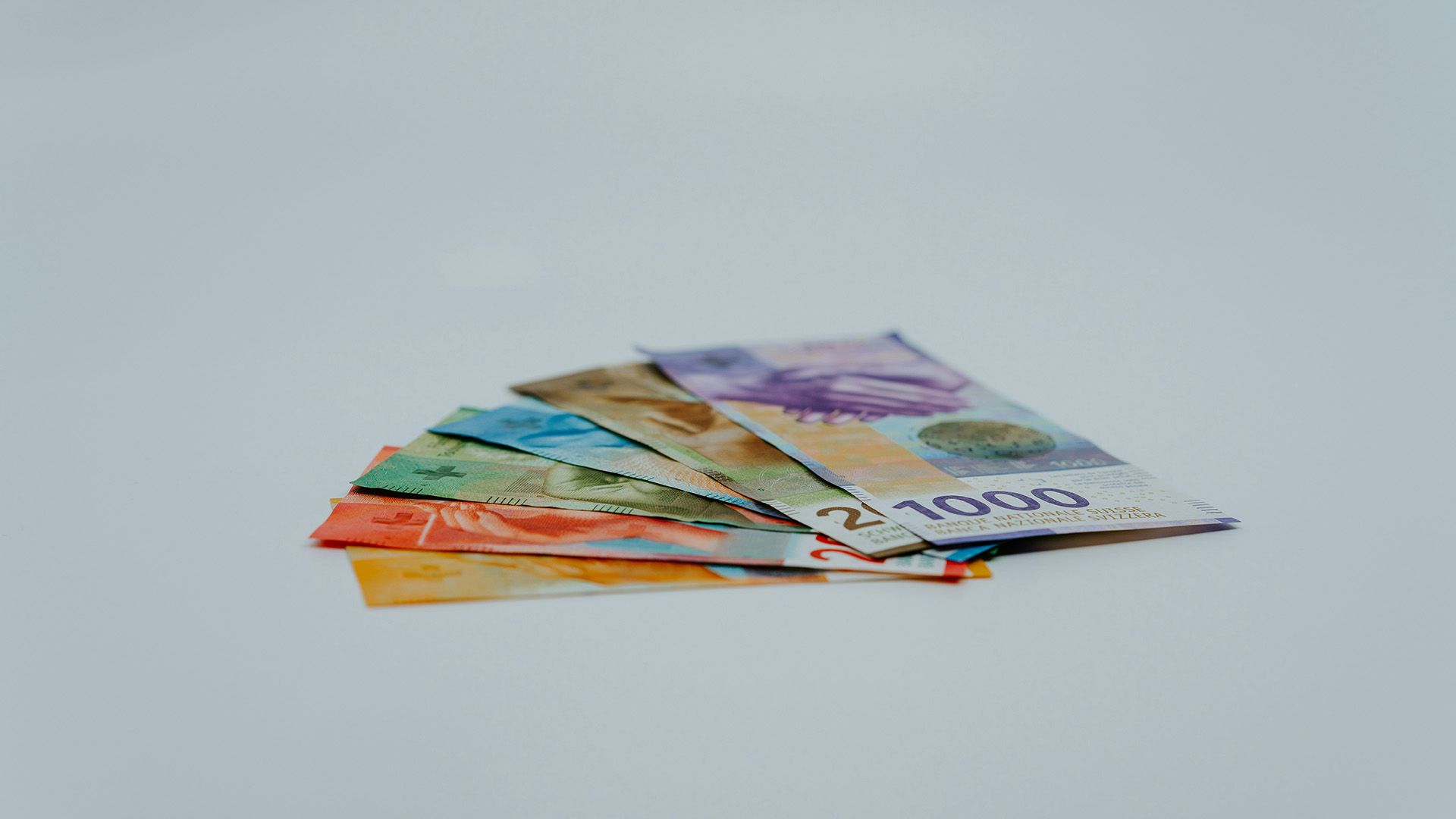 Schweizer Geldnoten liegen auf grauen Oberfläche