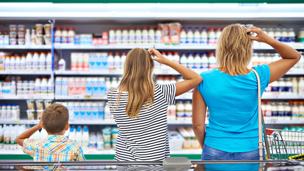 Familie wählt Produkte im Supermarkt