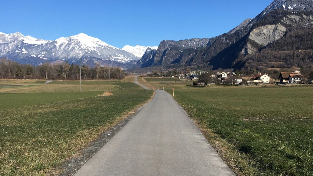Neu erstellte Güterstrasse auf altem Nationalstrassentrasse