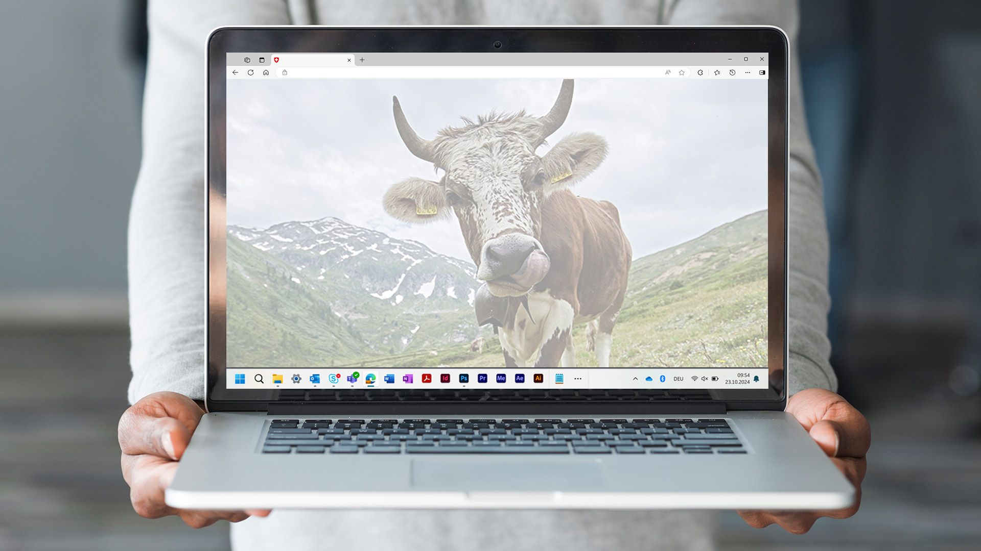 Ein Screenshot der Anwendung wird auf einem Laptop angezeigt.
