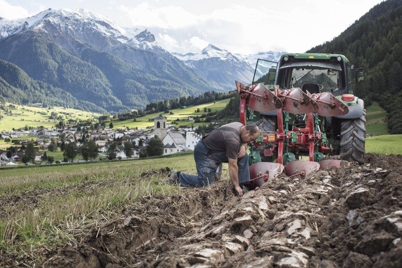 Johannes Fallet bereitet seinen Acker für die Saat des Bergroggens vor
