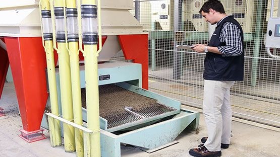 Ein Mitarbeiter von Agroscope kontrolliert Futtermittel.