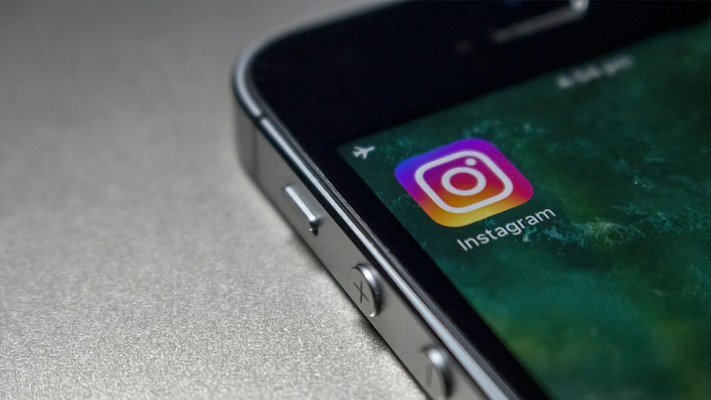 Ein Handy mit einem Instragram-App Icon