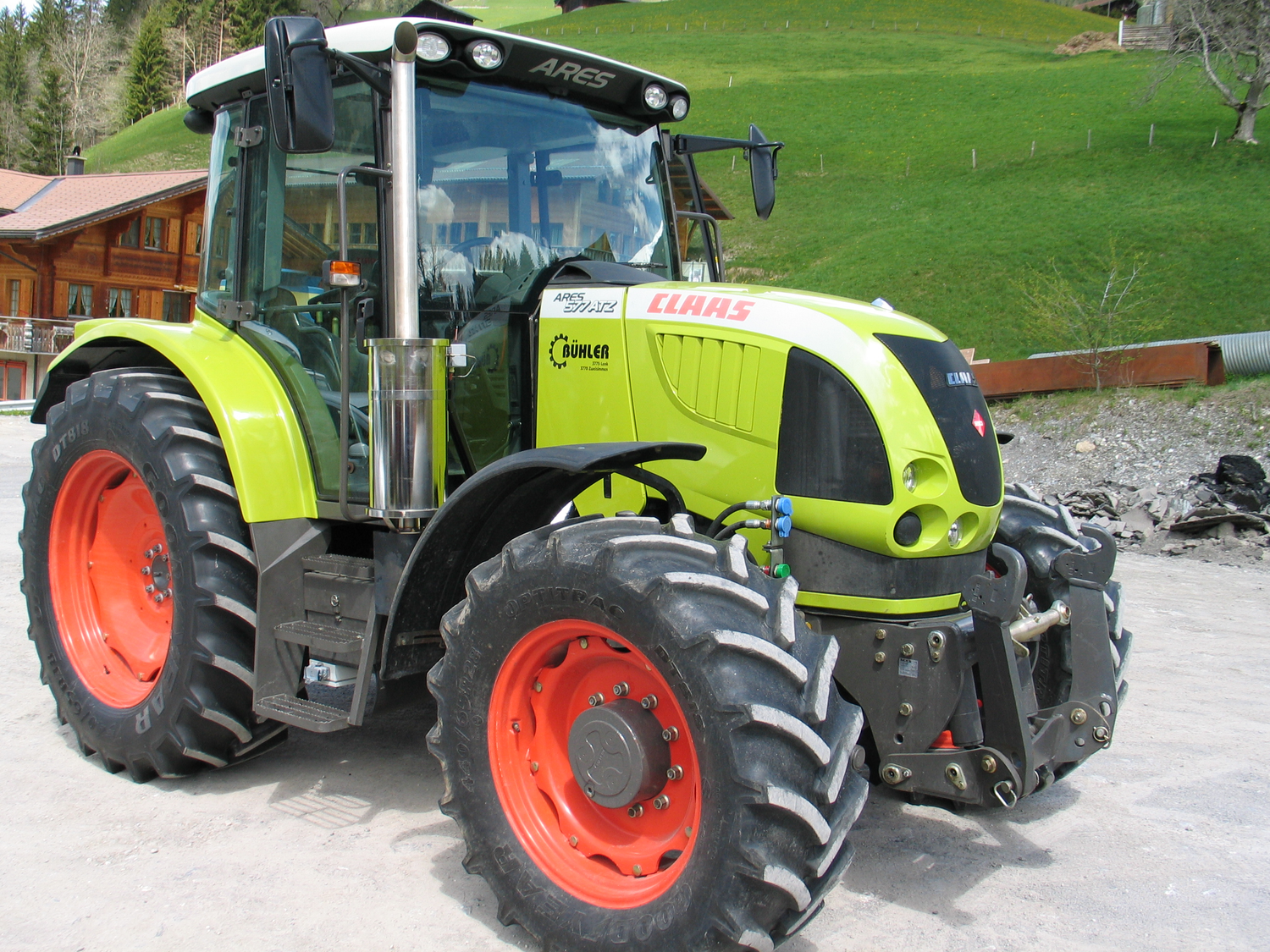 Ein Traktor mit Dieselmotor. Der von landwirtschaftlichen Traktoren erzeugte Dieselrss hat einen negativen Einfluss auf die Luftqualität. Durch den Einbau eines Partikelfilters kann die Menge an Feinstaub, die von diesen Fahrzeugen ausgestoßen wird, reduziert werden.