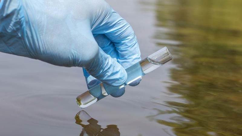 Wasserentnahme zur Durchführung einer Kontrolle der Wasserqualität