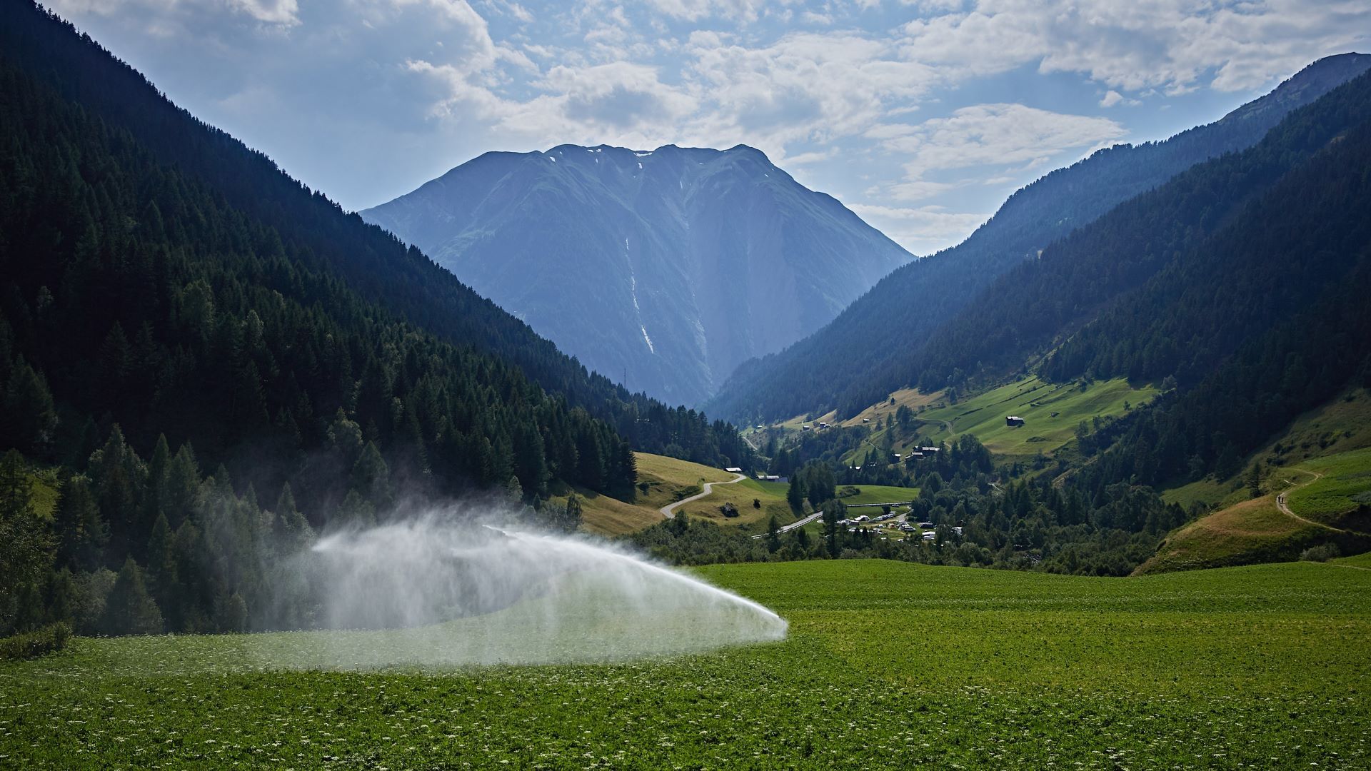 Blick von Fäld talauswärts mit intensiv genutzten Flächen im Talboden
