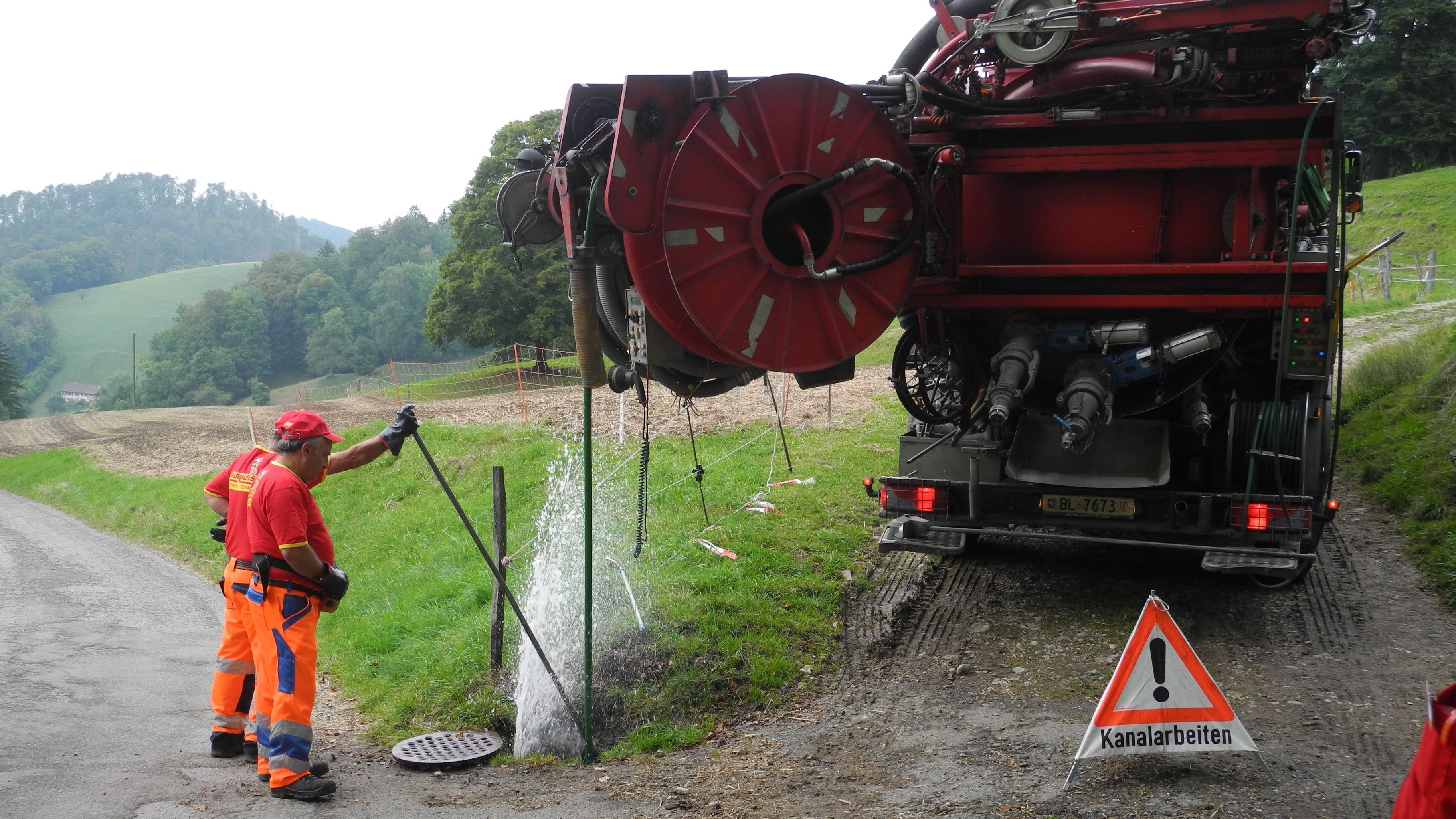 Eine mit einem Tank ausgestattete Maschine spült eine Leitung durch ein Kontrollfenster.