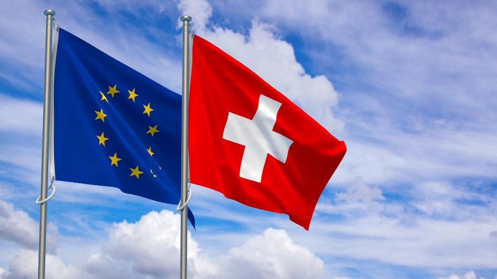 EU und Schweizer Fahne 