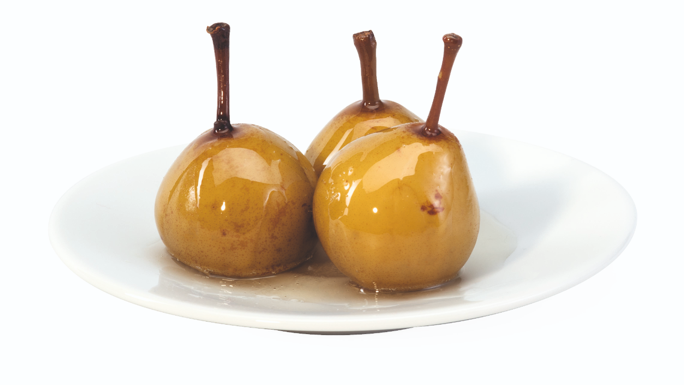 Trois poires à Botzi au sirop sur une assiette en verre.