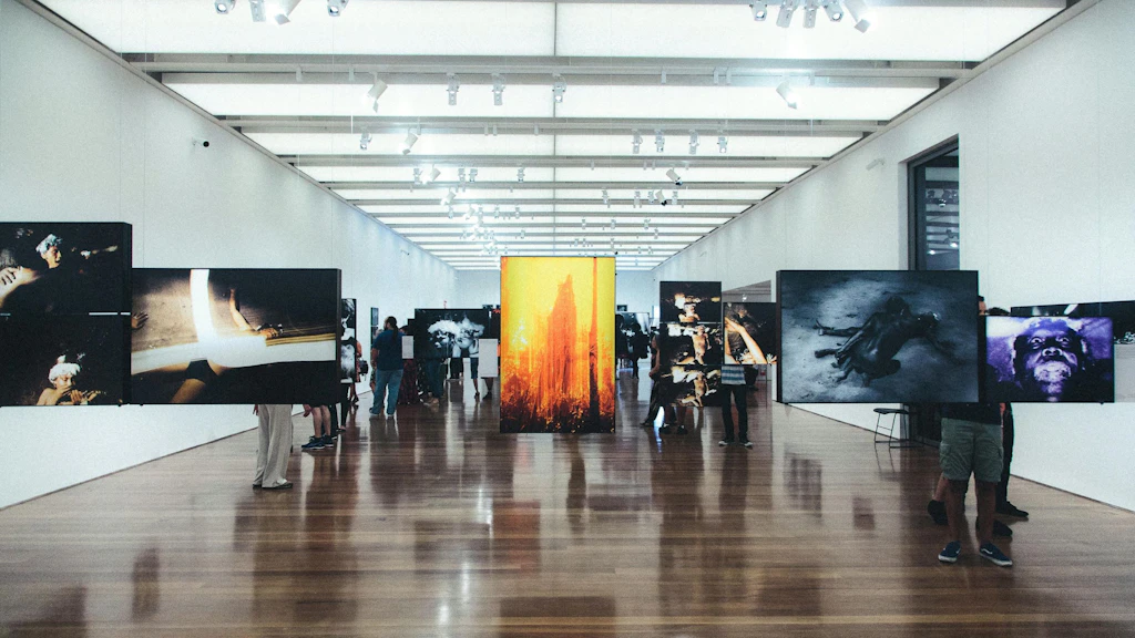Tableaux sont accrochés dans une exposition