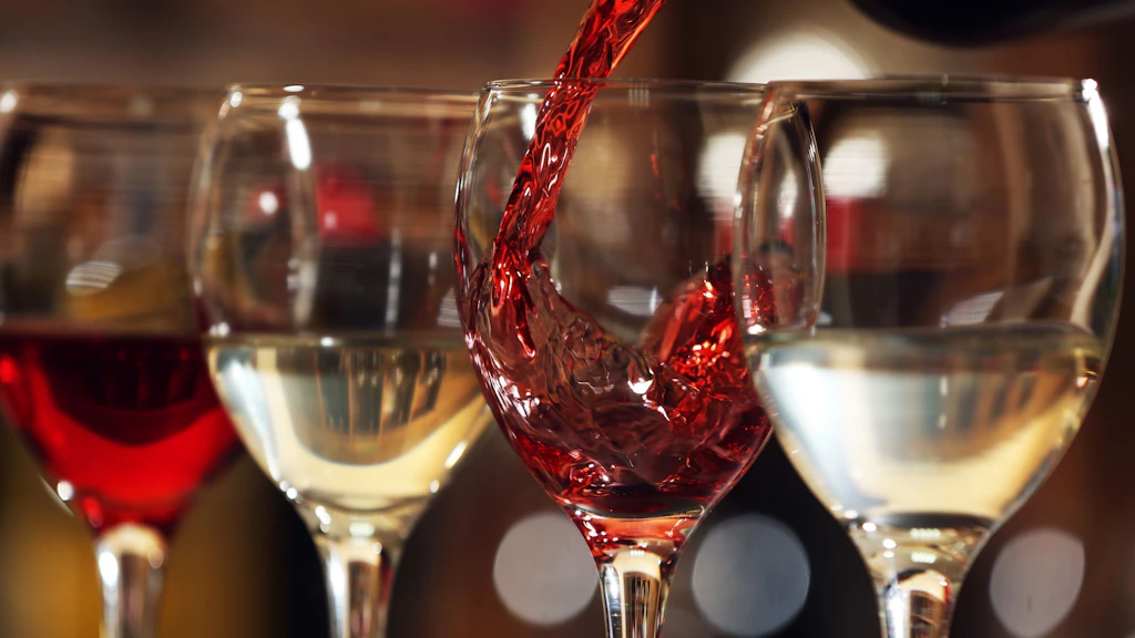 Quatre verres remplis avec du vin rouge et blanc