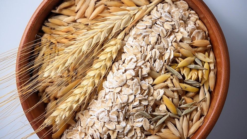 Bol contenant des flocons d’avoine et des grains de céréales