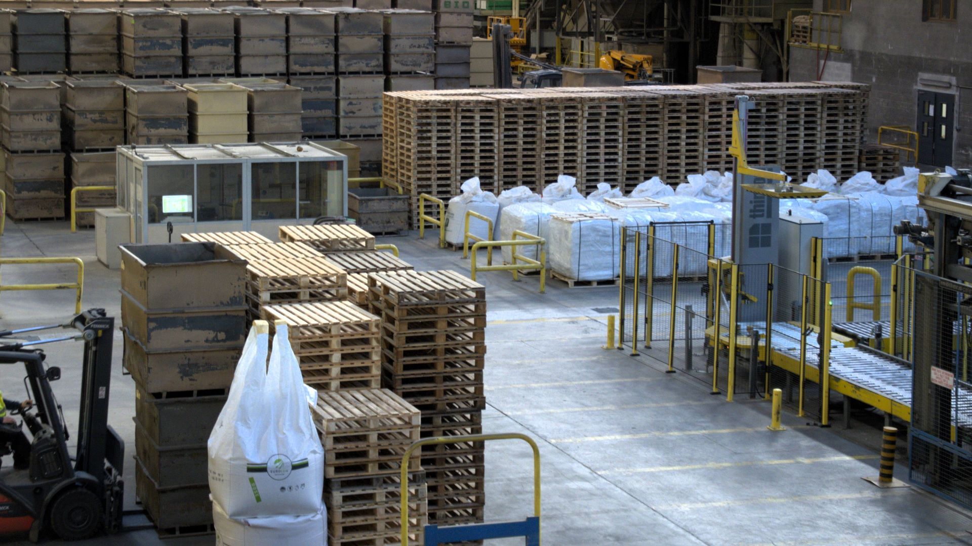 Nous conditionnons les semences, les emballons et les étiquetons avant de les stocker. Nous pouvons vendre des semences dans différents pays. Les normes techniques applicables aux semences sont définies au niveau international.