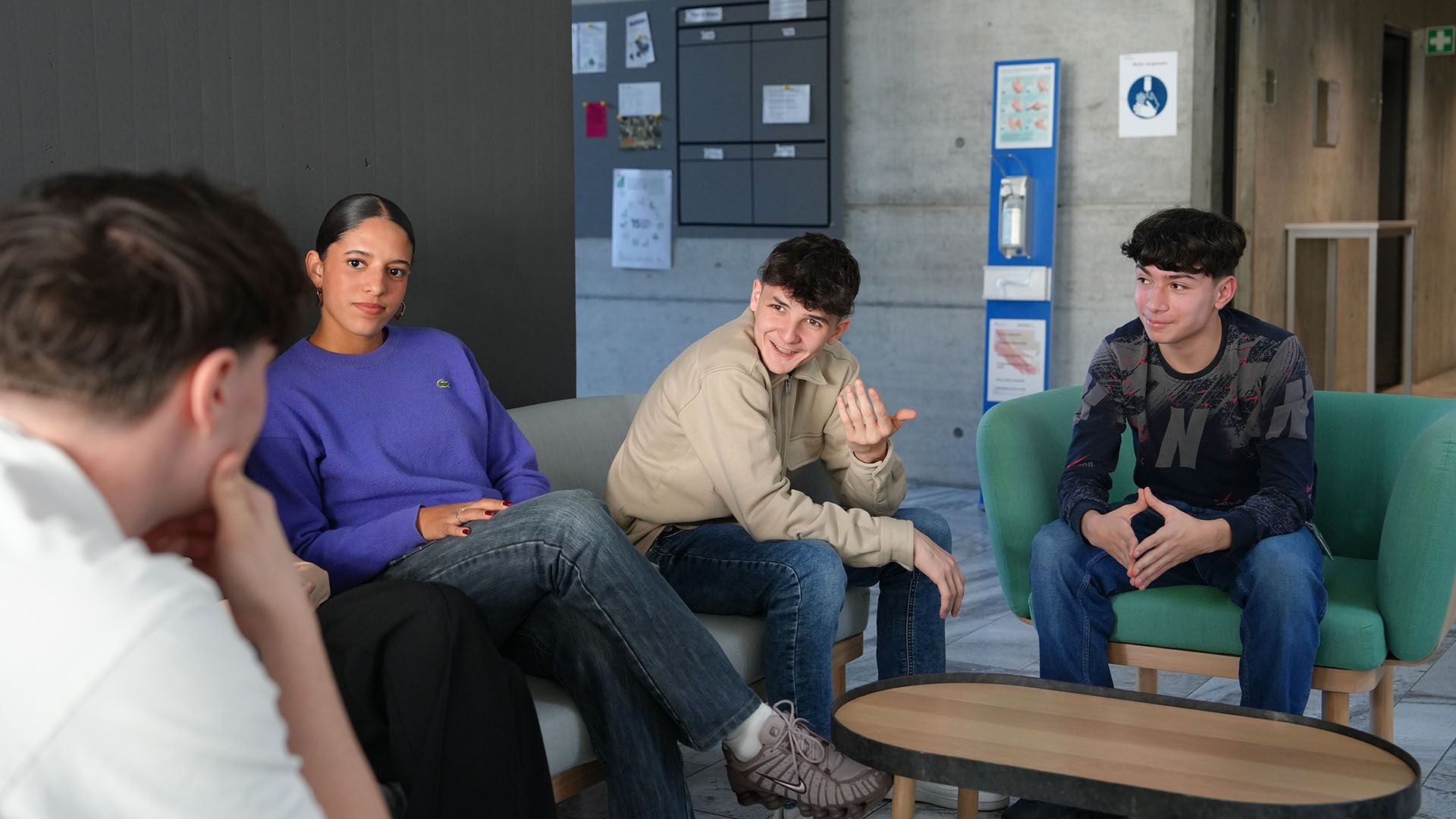 Les apprenants parlent ensemble