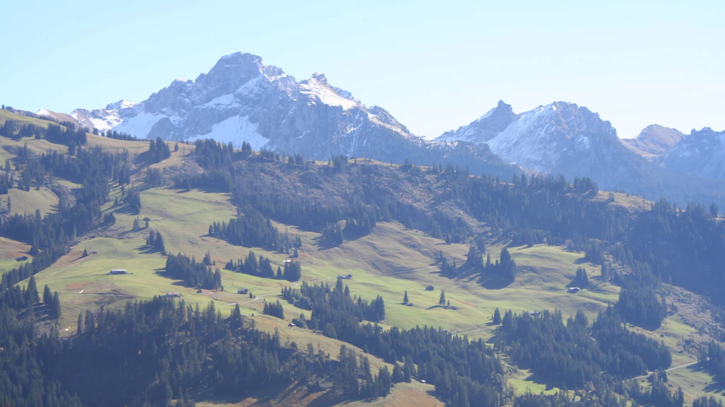 Paysage de montagne, dans une lumière brumeuse