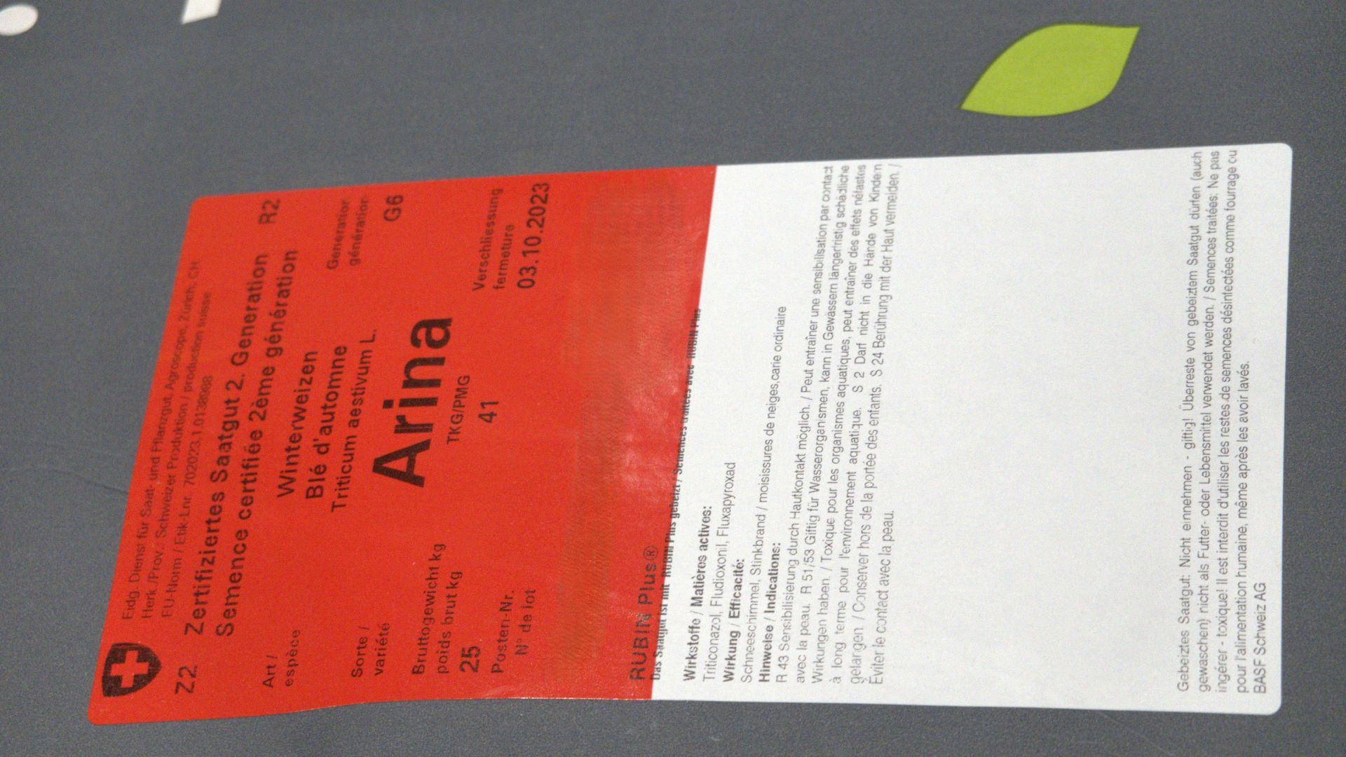 Étiquette officielle du Service fédéral des semences et plants (SFSP) sur un sac de semences de blé de la variété Arina.