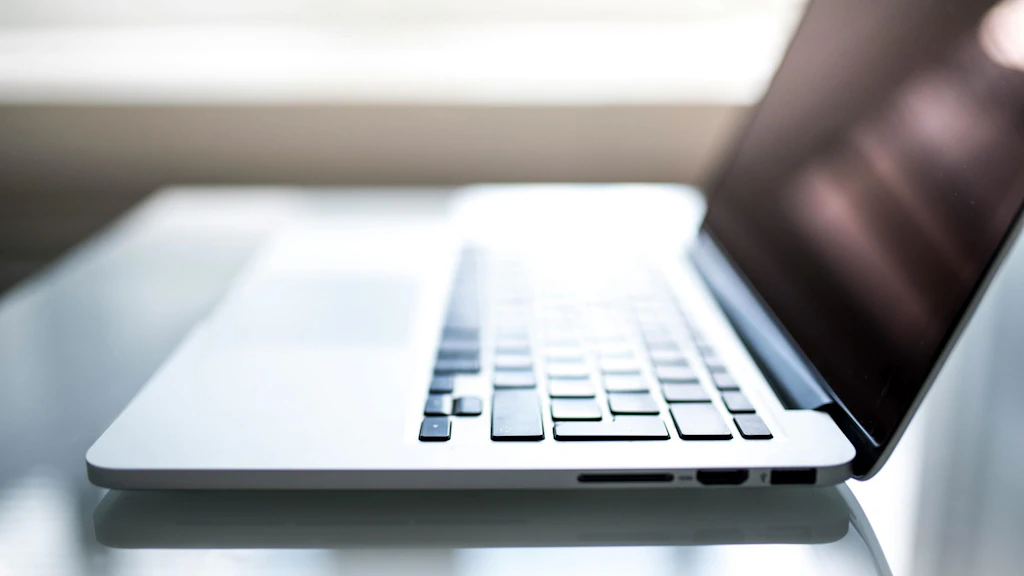 Ordinateur portable ouvert sur un bureau