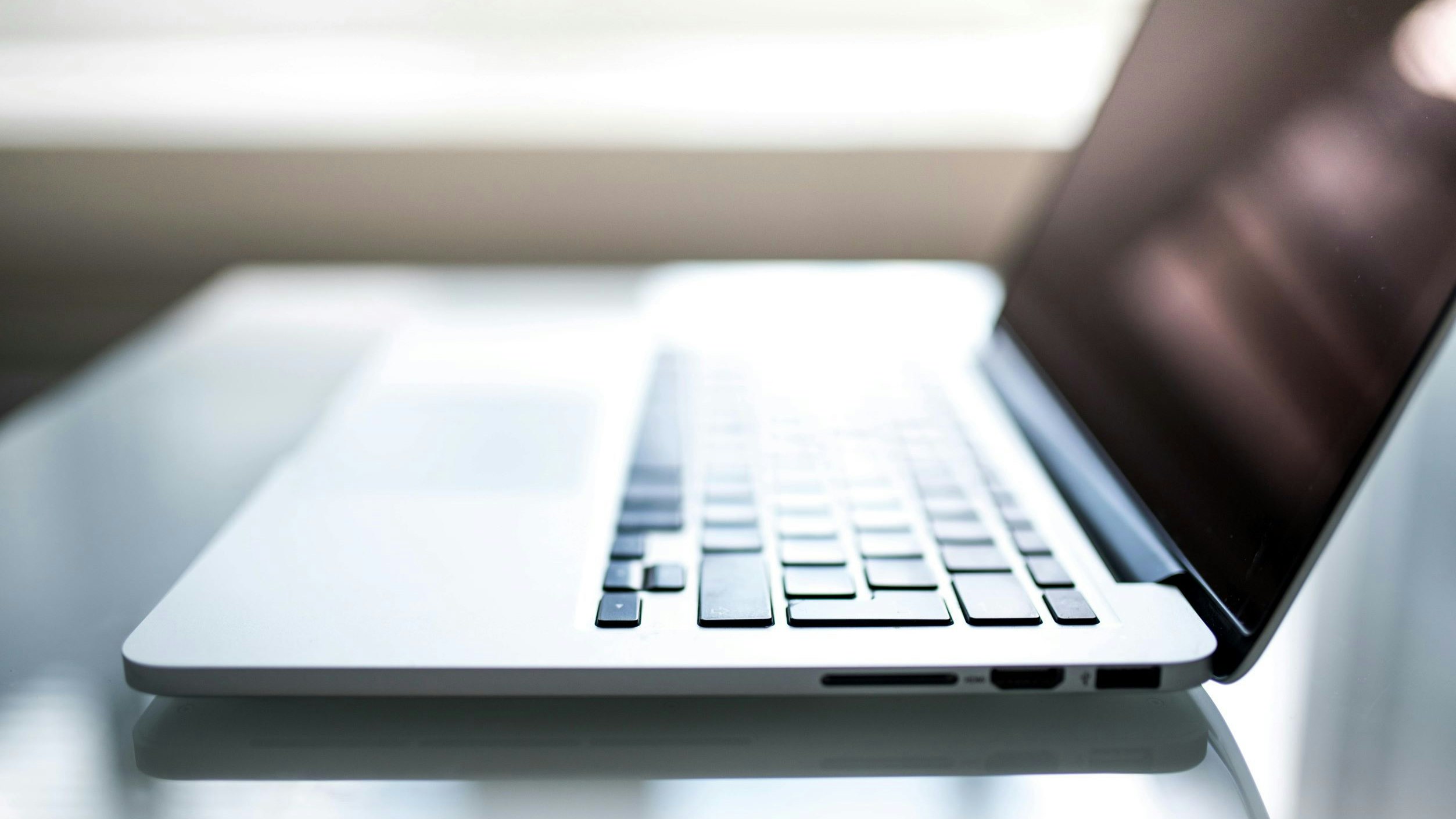 Ordinateur portable ouvert sur un bureau