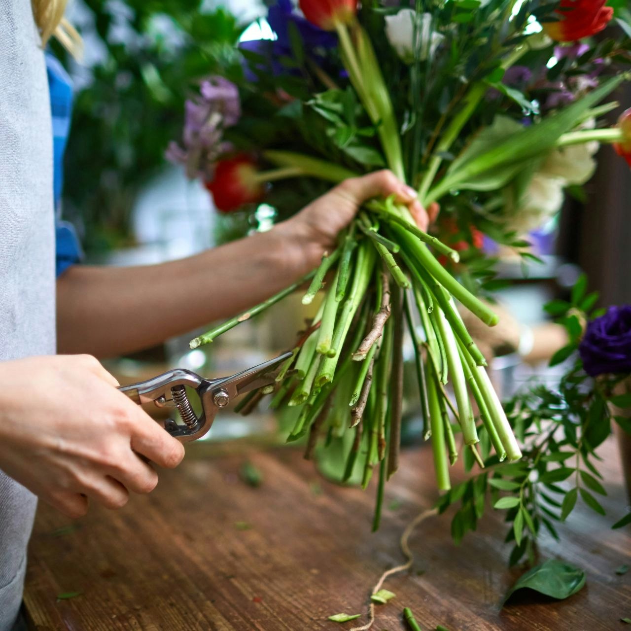 Femme cueillant des fleurs pour en faire un bouquet