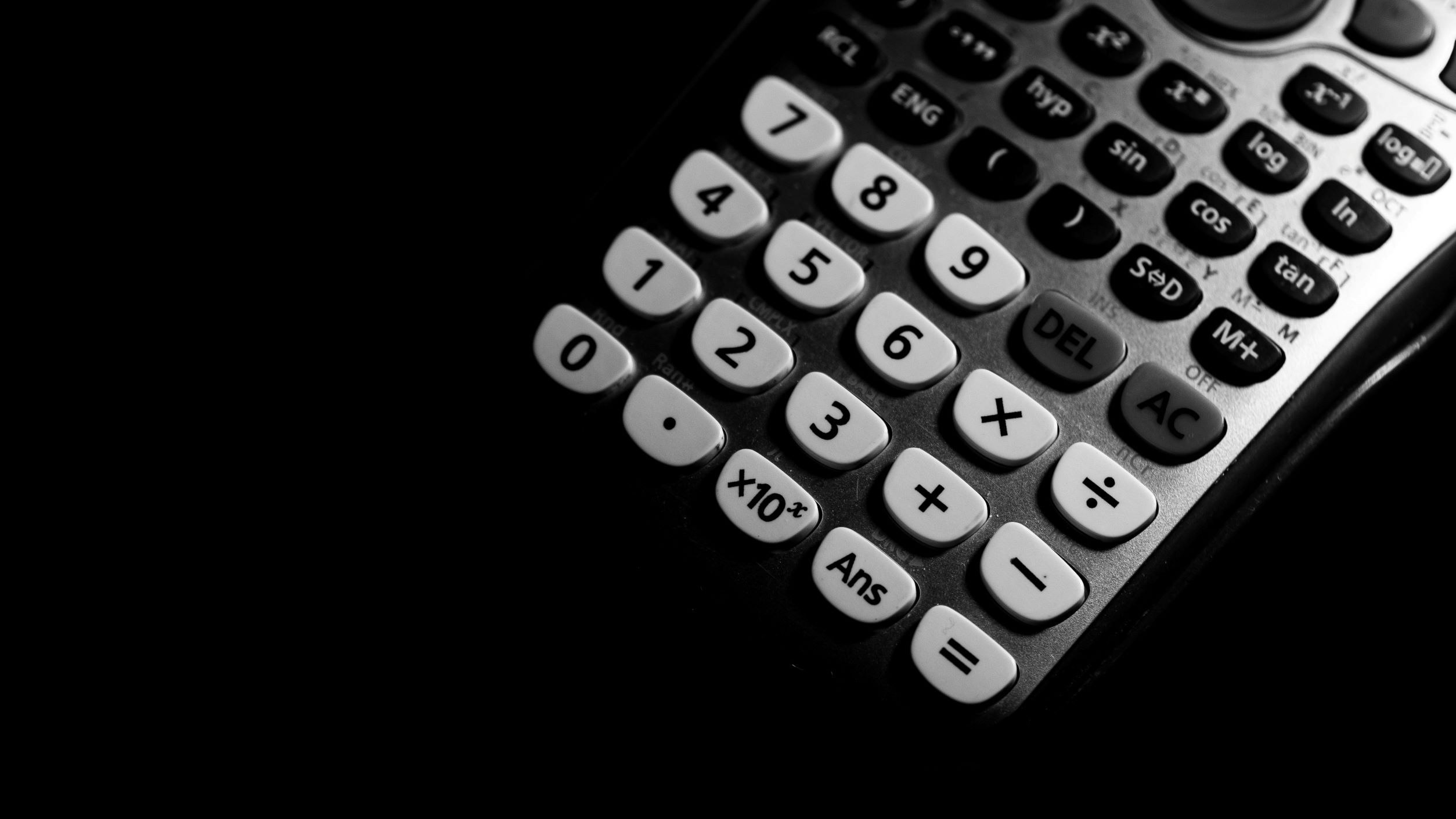 Calculatrice avec des touches noires et blanches