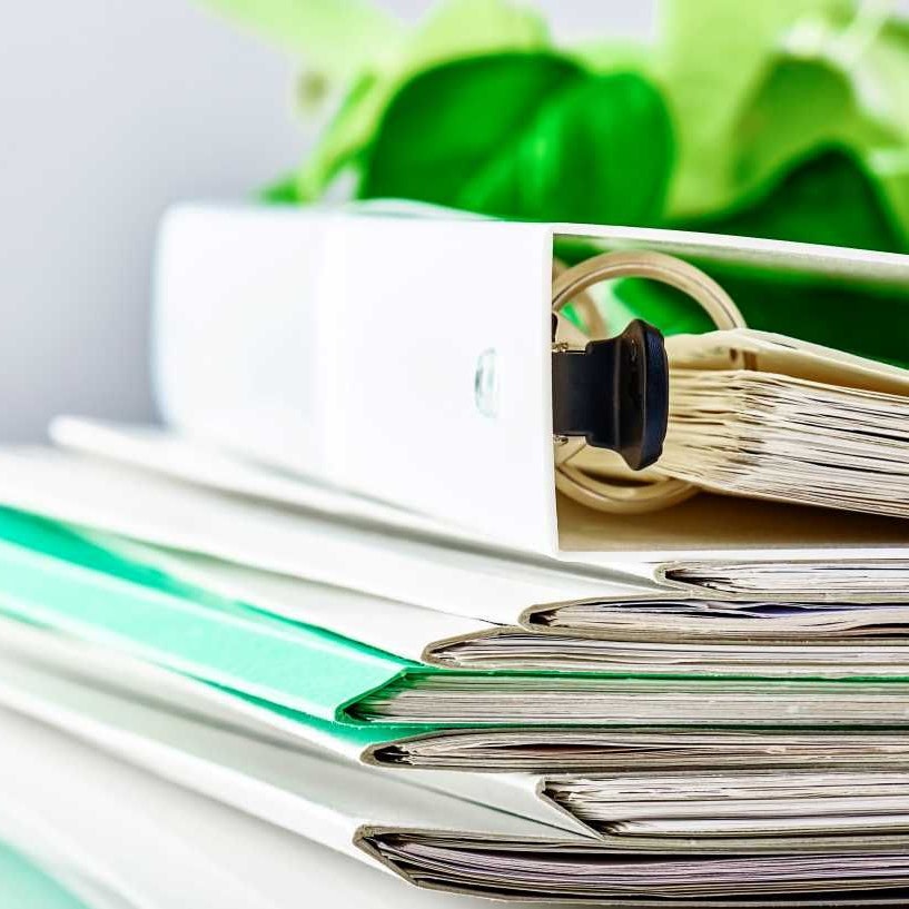 Divers fichiers et un dossier se trouvent sur une table