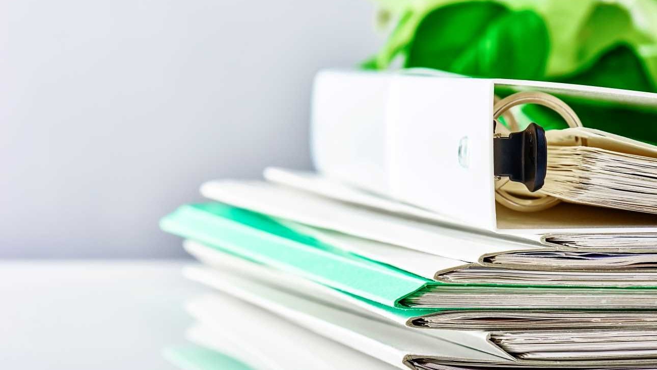 Divers fichiers et un dossier se trouvent sur une table