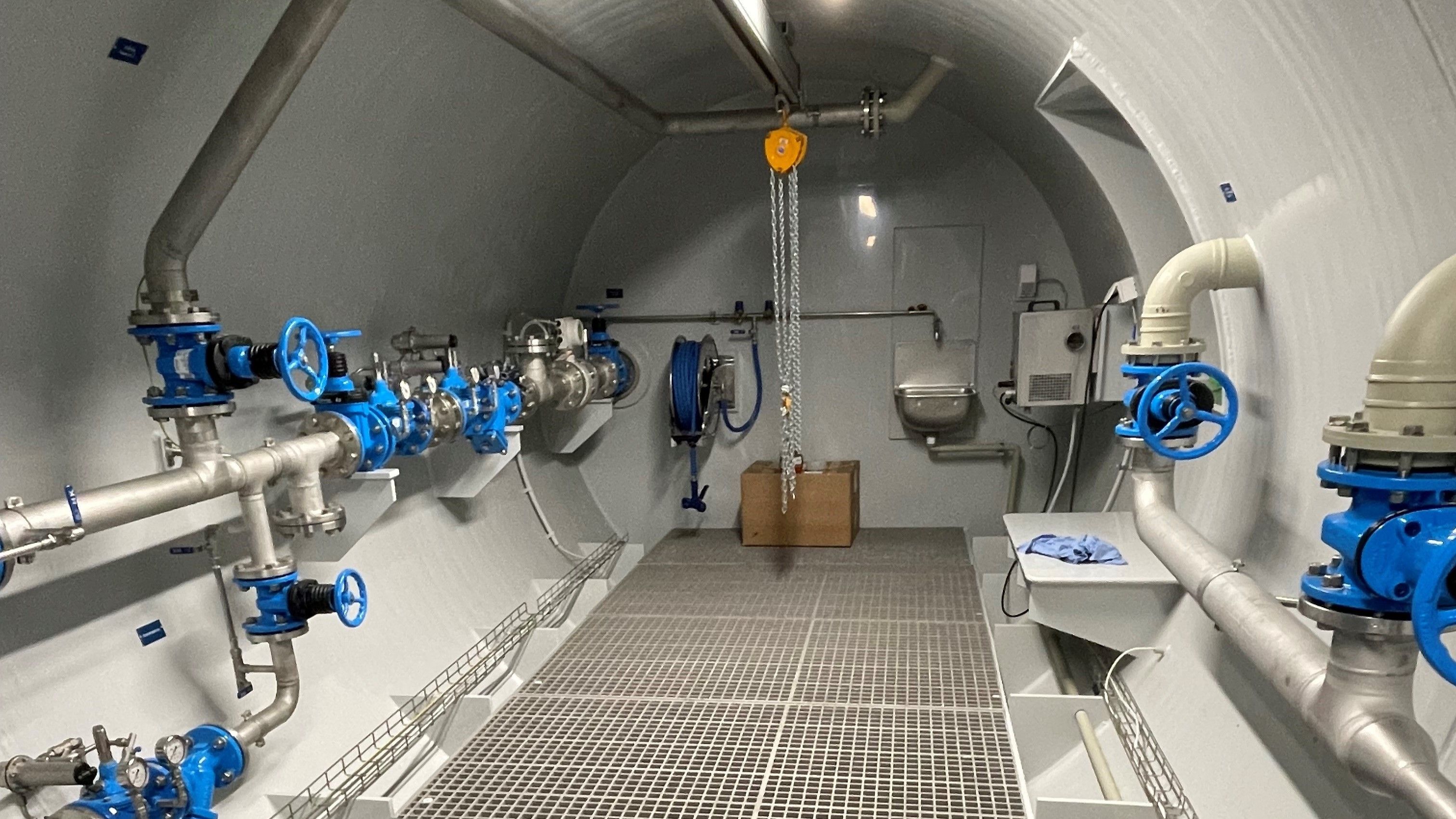 Entrée du réservoir d’eau avec les commandes de pilotage.