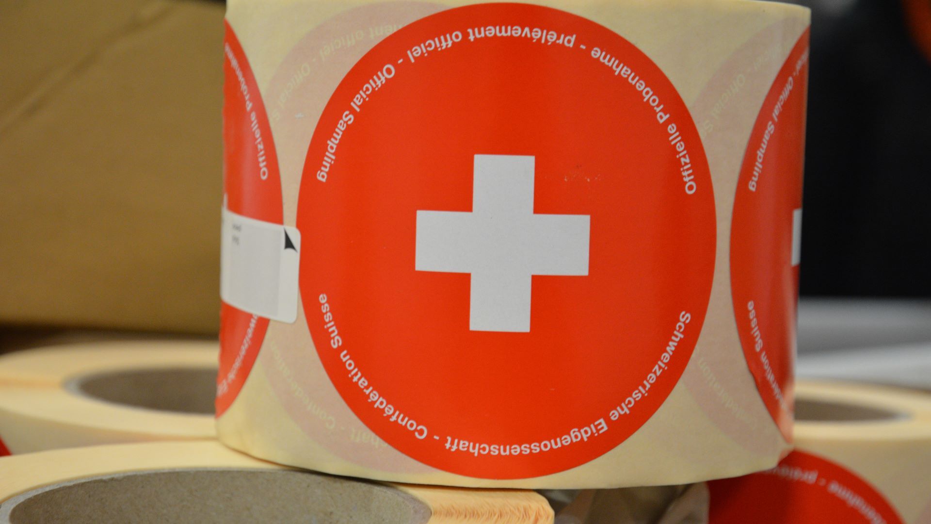 Un rouleau adhésif pour sceller les emballages de semences après le prélèvement d’échantillons.