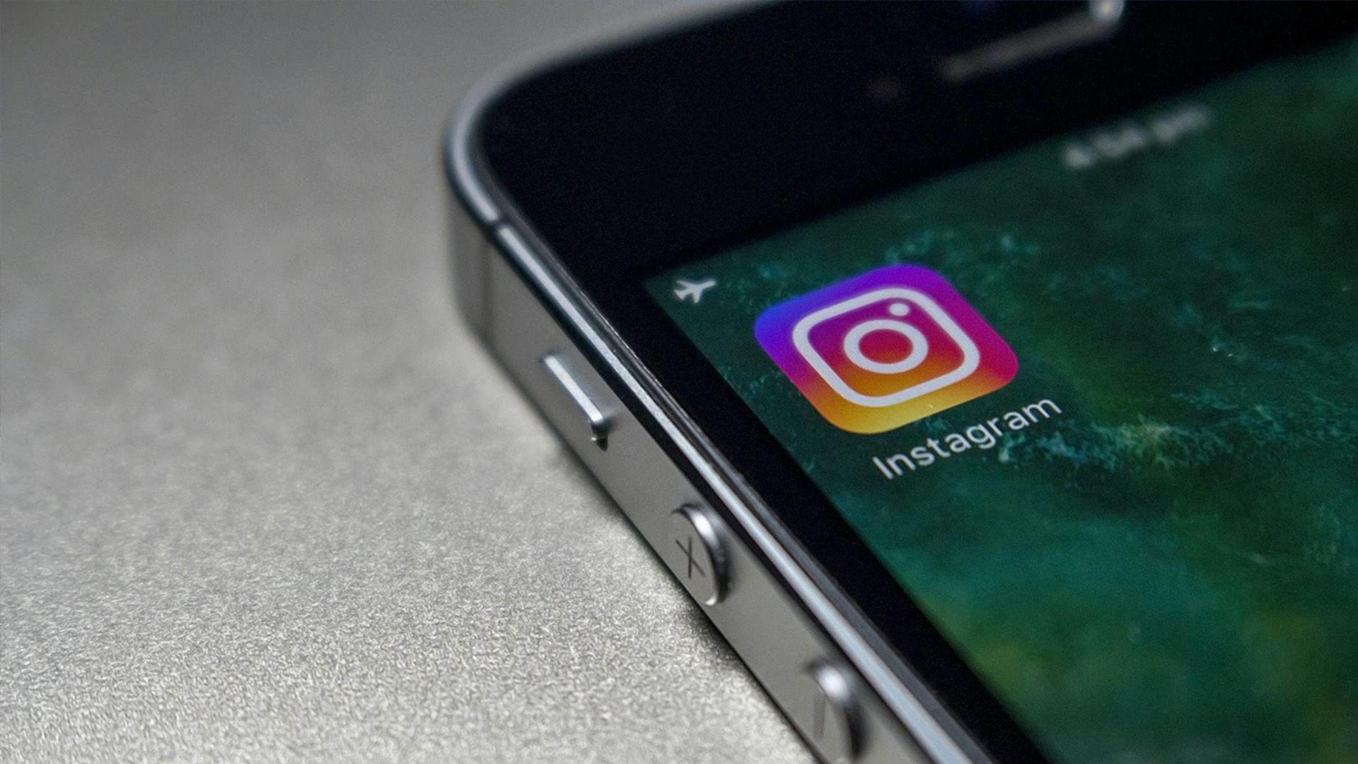 Un portable avec l'icône de l'application Instagram