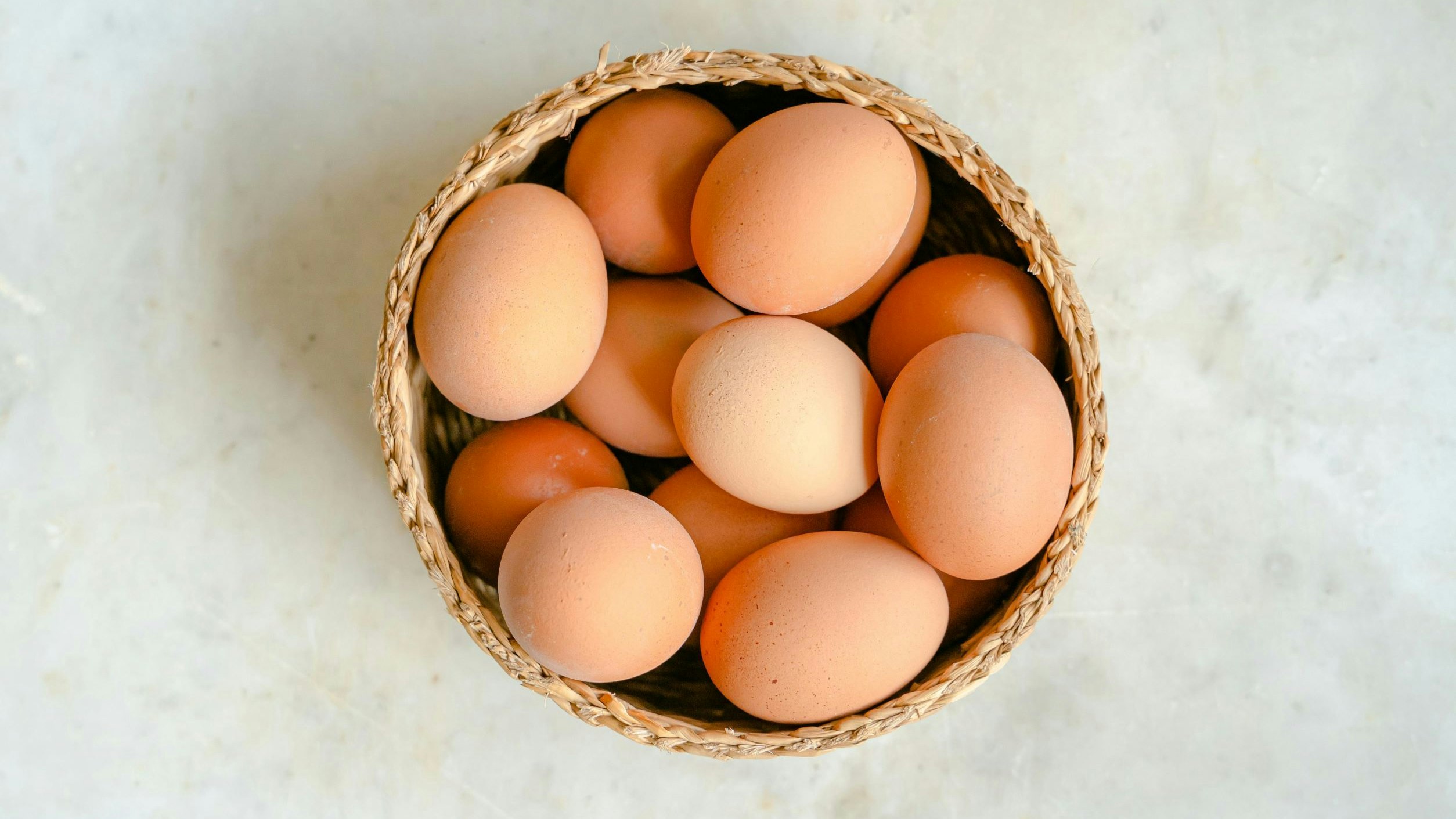 Oeufs dans un panier