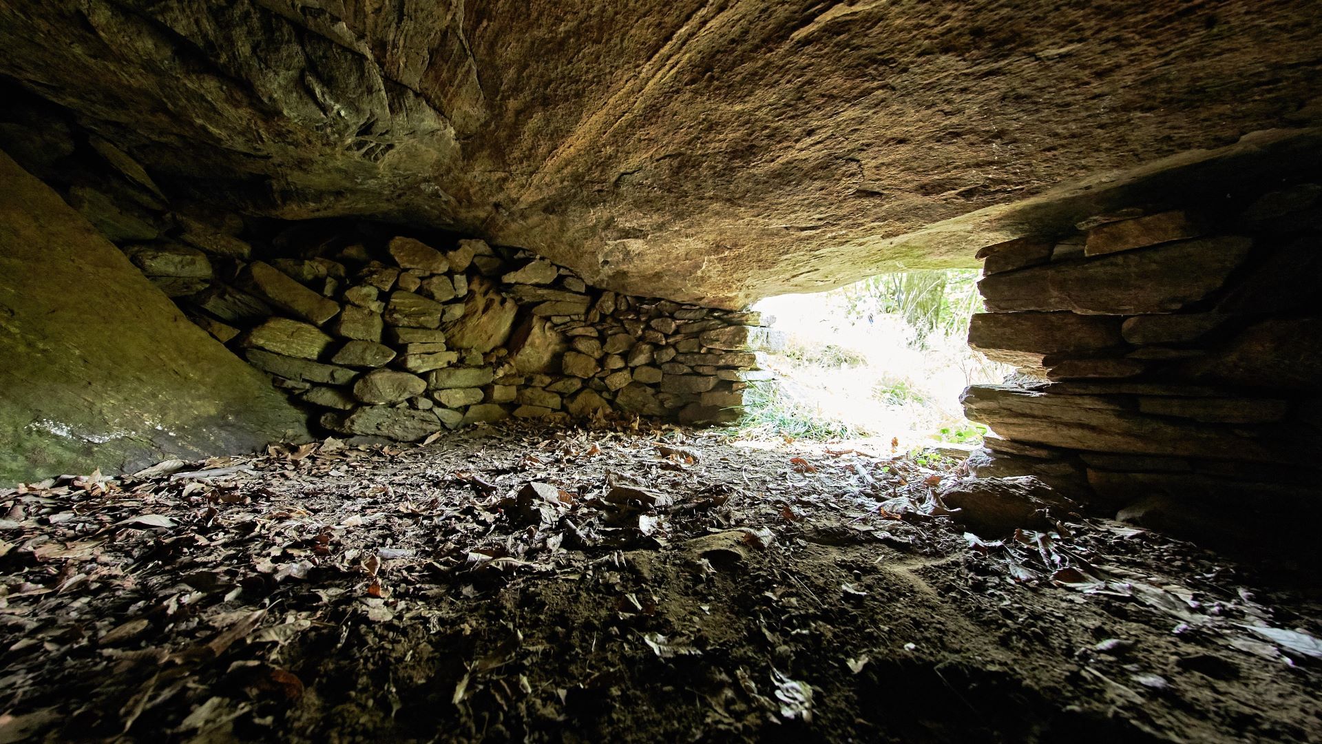 Étable traditionelle sous un bloc erratique