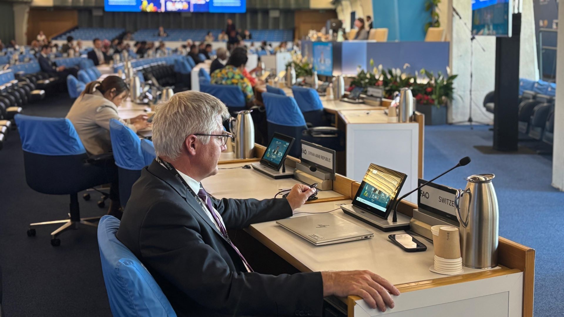 Le directeur de l'OFAG Christian Hofer lors de la conférence de la FAO (assis au pupitre)