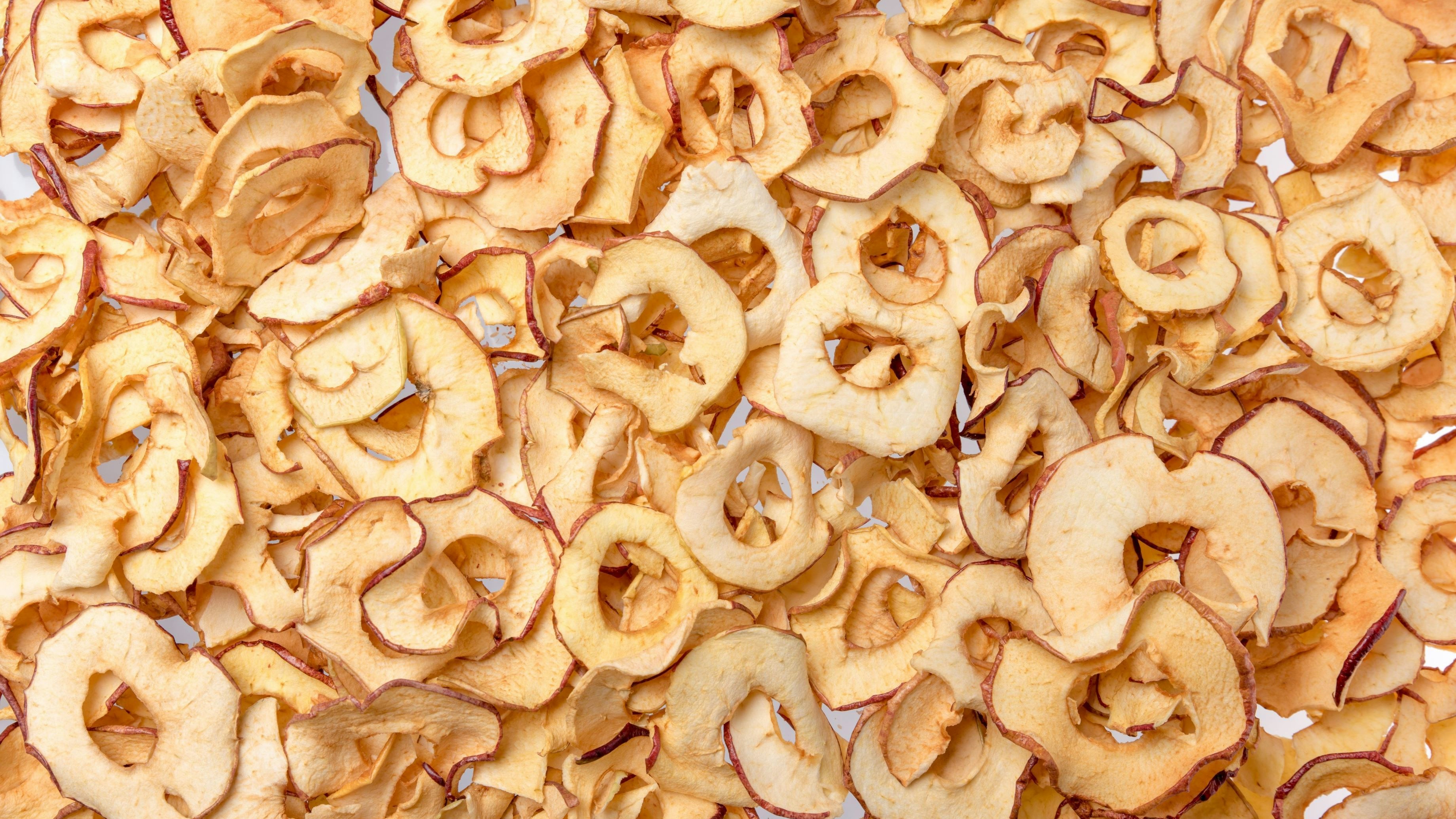 De nombreuses rondelles de pomme sont posés sur une surface