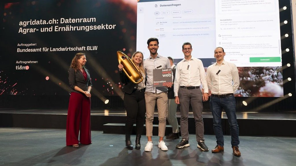 Représentants du projet agridata.ch lors de la remise du Best of Swiss Web Award 2026 dans la catégorie « Innovation » sur la scène à Zurich.