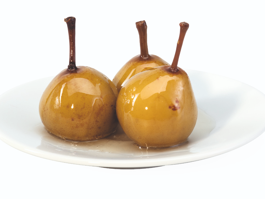 Tre Poires à Botzi sciroppate su un piatto di vetro.