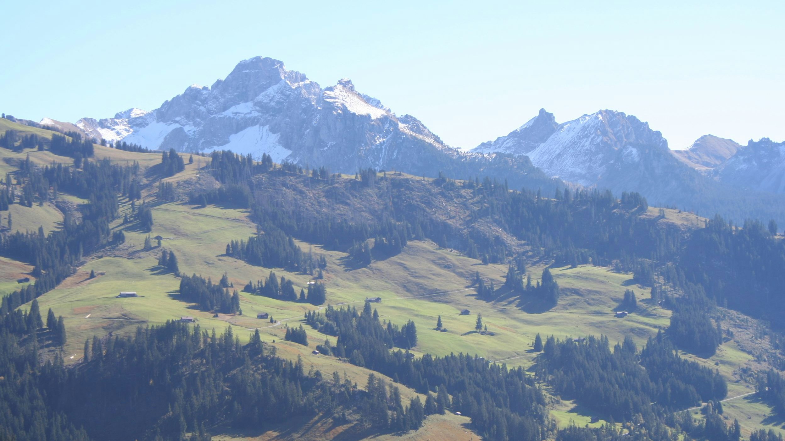 Paesaggio montano, in una luce nebbiosa