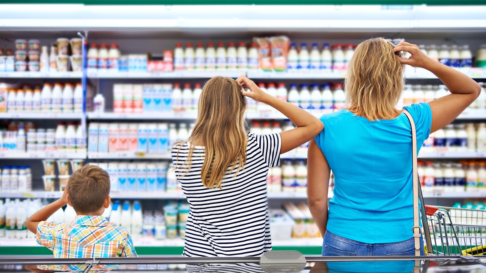 La famiglia sceglie i prodotti al supermercato