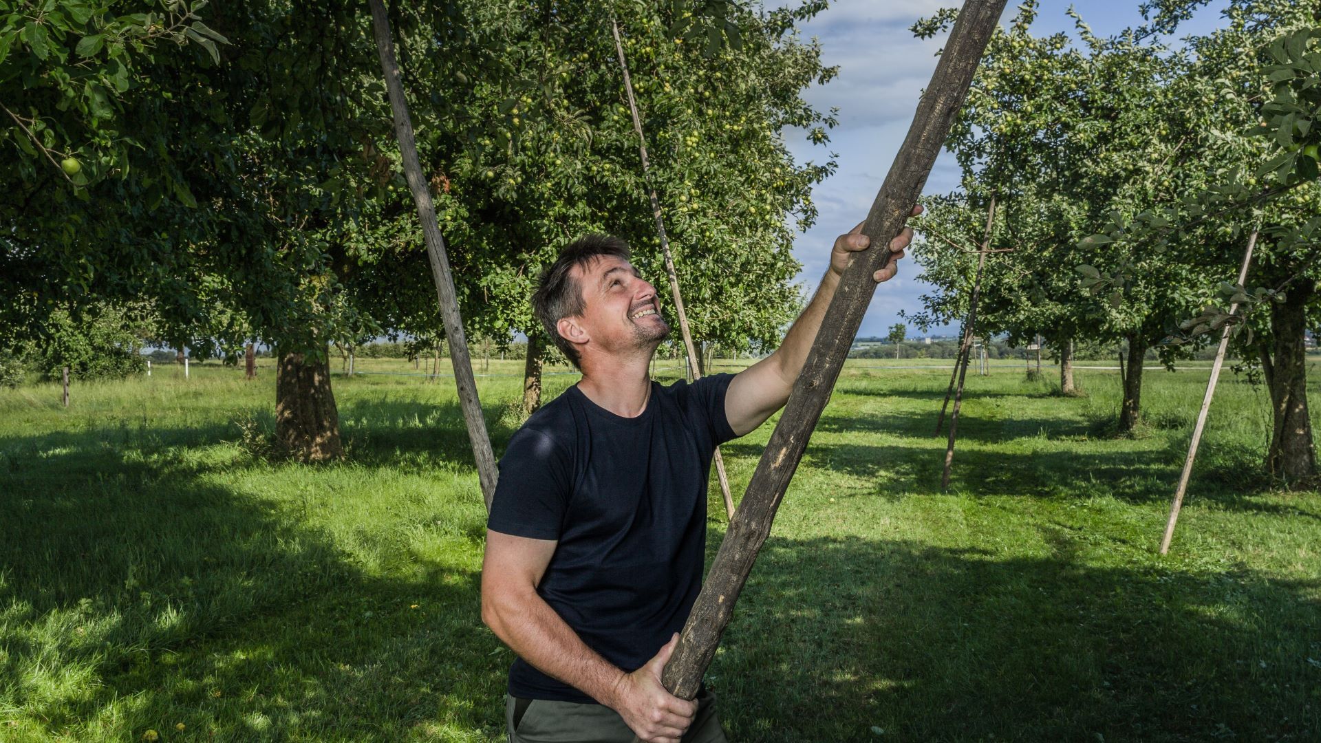 Hansruedi Häberli, agricoltore di Mauren, TG. Si trova nel suo frutteto ad alto fusto.